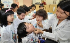 “아∼”… 어린이 구강검사