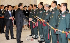 李대통령 “한번도 본 적 없는 분 국방장관 임명”