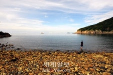 ‘악몽’ 씻은 몽돌해변… 사람을 그리워하다