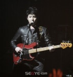 [포토on] 강인, 진지한 베이스 연주자로