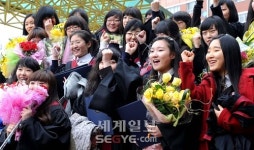 교복 물려주기… 빛나는 졸업식