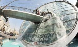 육교 위로 시원한 물줄기