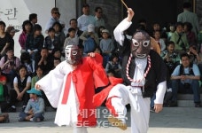 어깨가 들썩… 신명나는 오광대 놀이