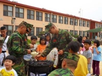 접적지 옹정초등학교의 이색 스승의 날 기념행사