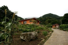 해발 700m 장수 팔공산 자락에 흙집을 짓고