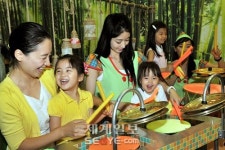 엄마와 함께 ‘신나는 난타’