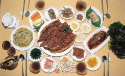 연쌈밥·연김치·연잎오리찜 여름 특식 ‘군침’