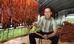 지팡이로 사랑을 전하는 공무원