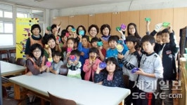 청원문화원, 갖바치 회원들 어린이에게 가죽공예 체험