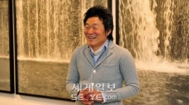 “흑과 백의 무한한 변주 아날로그 사진은 계속된다”