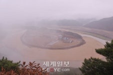 낙동강 줄기가 휘감은 물돌이 마을 회룡포