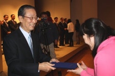 두을장학재단, 여대생 97명에 장학금