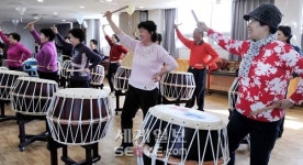 온 몸이 들썩… ‘실버 난타 교실’