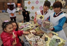 [포토] 풀무원 100% 우리농산물로 만든 전통 찰떡 맛보세요!