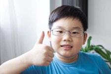 아이 근시, 아직도 그냥 안경 씌우세요?