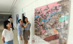 “구청로비서 미술 작품 감상 하세요”