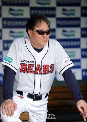 [SW포토]그라운드 바라보는 두산 김경문감독