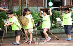 [포토] 광진구 중곡1동 ‘약초 잎 손수건 물들이기’ 체험 행사