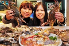 “속 꽉찬 연평도 꽃게 맛보세요”