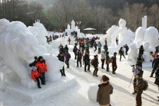 초대형 눈 조각… 태백산 눈축제 환상적