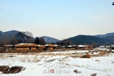 초가·기와집 옹기종기… 구불구불 돌담길 운치