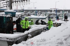 어선도 폭설 무게 못이겨 침몰