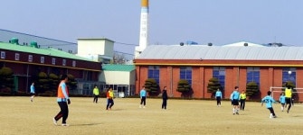 “우리 운동장 공짜로 쓰세요”
