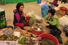 푸근한 인정 오가는 기차마을전통시장