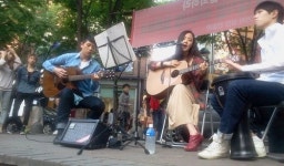 해오라, 길거리 게릴라 공연서 두 마리 토끼 잡았다