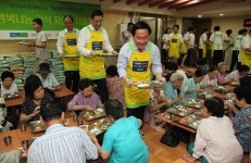 [포토] 농협, (사)한길봉사회 무료급식소에서 행복채움 급식 자원봉사활동