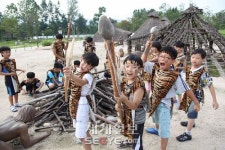 “원시인 체험 신나요”