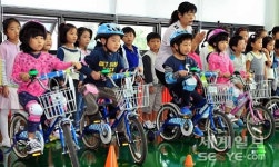 [포토] 실내자전거 교육장에서 안전교육받는 어린이들