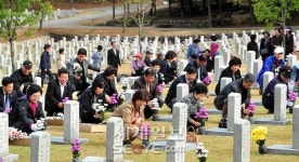 현충원 헌화하는 전몰군경유족회
