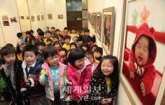 [포토] 광진구, 미소사진보고 미소 따라해 보세요