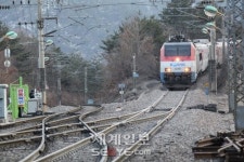‘뒤로 가는 기차’ 멈춘다