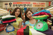 [포토] 롯데마트, 2012년 S/S 신상품 의류 10g당 300원