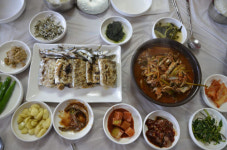 갓 잡은 싱싱한 멸치회 군침