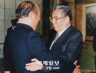 김일성과 포옹하는 문선명 총재