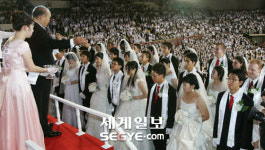 성수 뿌리는 문선명 총재