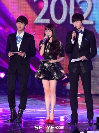 [포토] 광희-아이유-이종석 '사랑나눔 콘서트 사회 맡았어요'