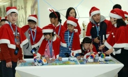 산타복 입은 학생들 스마트로봇 체험