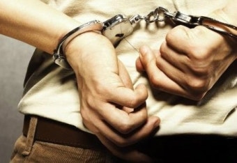 경찰, 범인 수갑 풀리지 않자 119 전화해서…