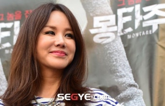 [포토] 엄정화, '섹시한 미소 날리며'