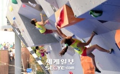 [포토] 볼더링 기량 겨루는 여성 참가자들