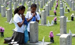 6·25 63주년… 참배하는 참전용사 후손들