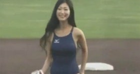 [영상] 일본 프로야구 ‘섹시 시구女’, 누군가 했더니…