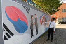 파주 평화마을 ‘남북평화기원 벽화’ 완성…내달 7일 제막식