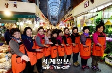 “수원 못골시장, 구경 한번 와보세요…웃음이 가득해요”