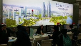 [포토] 광교 더샵 레이크파크 견본주택…크리스마스 분위기 ↑