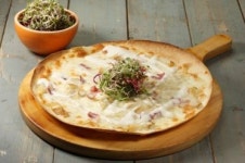 ‘피자+맥주’, 치맥을 위협하다